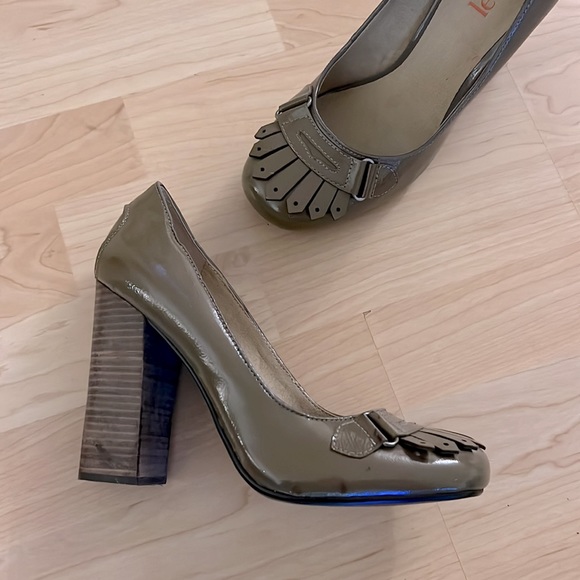 Levity Sz. 8.5 Taupe Heeled Loafer - Picture 5 of 8